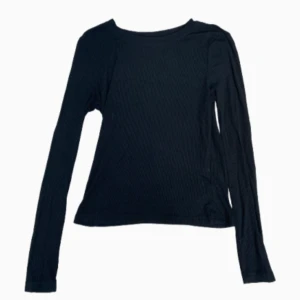 Tajt svart tröja  - En svart, tajt tröja som är jätte skön och snygg. Hör av dig vid några frågor💓