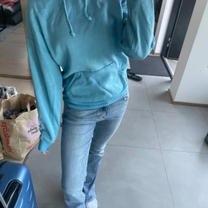 Blå hoodie från BikBok XS - Säljer en ljusblå hoodie från BikBok i storlek xs. Materialet är mjukt och känns skönt mot huden. 