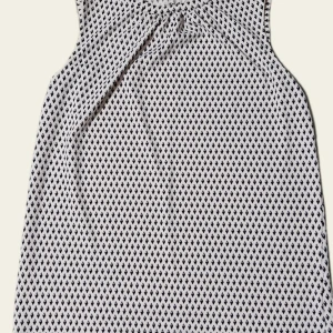 Vit blus med svart mönster Stockh LM - Snygg ärmlös blus från Stockh LM i vitt med svart diamantmönster. Toppen har en lätt rynkning vid halsen och en rak, luftig passform. Perfekt för dig som gillar stilrena och grafiska prints.