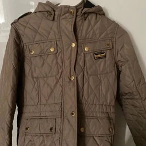 Barbour jacka - Snygg äkta oanvänd jacka från Barbour!