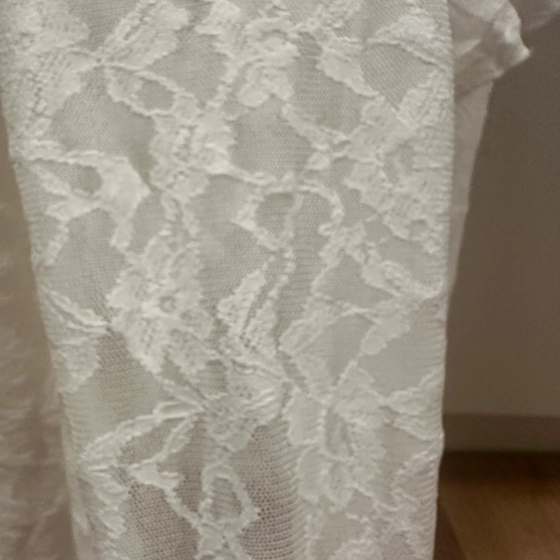 Vit spetslinne med volang från Nelly - 3