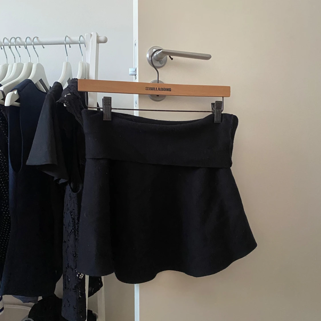 Svart kortkjol från Bikbok