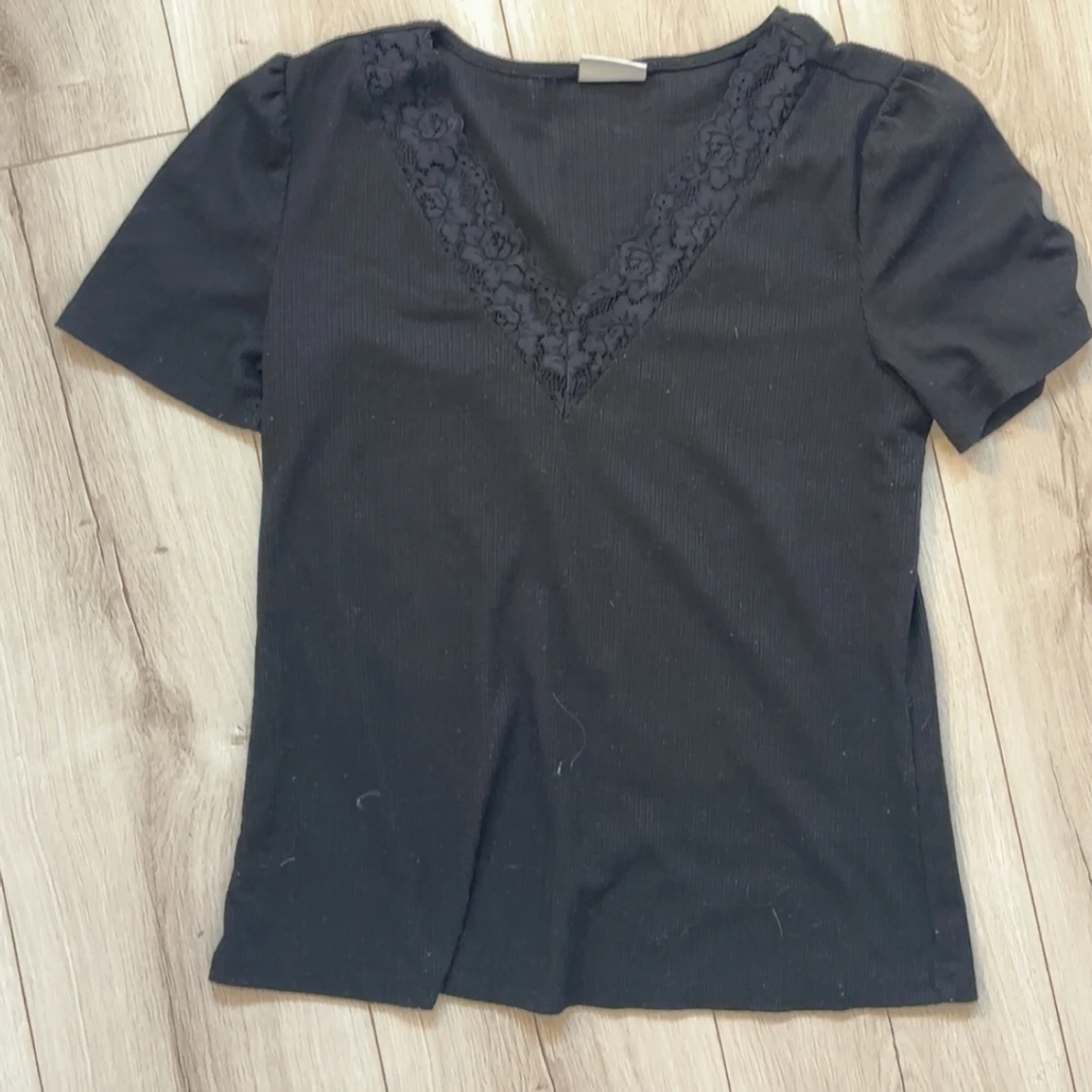 Svart topp med spets och v-ringning