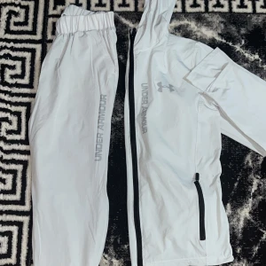 Vit under armour dress  helt oanvänd  - Helt ny snygg vit under armour dress 