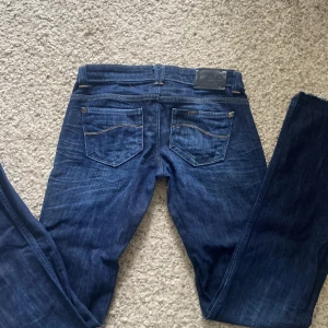 Lågmidjade mörkblå bootcut jeans från Lee - Så snygga mörkblå jeans från Lee. De är väldigt lågmidjade och har Bootcut-ben och normal passform. Säljer då dom tyvärr har blivit försmå för mig💗. Jag har gjort byxorna lite längre gsnom att sprätta upp där nere så där är dom fransiga. 🥰Innerbenslängden är 80/81cm och midjemåttet rakt över är 35,5cm❤️ Skriv för fler frågor eller funderingar😊