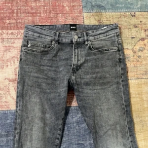 Hugo Boss jeans - Säljer mina fina Hugo Boss jeans eftersom dom har blivit för små på mig. Köpte dom för ett par månader sen för 1200 och har inte använt dom mycket. Pris kan diskuteras