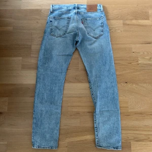 Levis jeans  - Ett par jeans i topp skick med snygg tvätt. Storleken är 29/32. Nypriset på dessa jeans ligger på runt 1000kr. Längden på byxorna är 100cm och midjan 38cm jämför gärna med ett par egna. Hör av er vid frågor! (Postar inom 24h)
