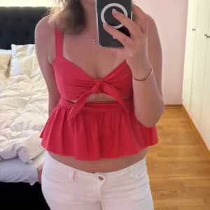 Rosa topp med knyt - Supersöt rosa topp från Zara. Med dragkedja i sidan. Skulle säga att den sitter mer som en S än M.