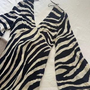 Zebramönstrad klänning från TK Maxx - Superfin & luftig sommarklänning som passar till alla tillfällen. Aldrig använd bara testad. Köpt utomlands. Klänningen är i strl 38 men passar också en 36.