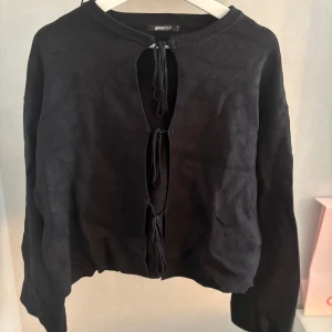 Svart kofta med snörning  - Svart kofta från Gina tricot i storlek S med snörning, använd ett fåtal gånger men i mycket bra skick🖤
