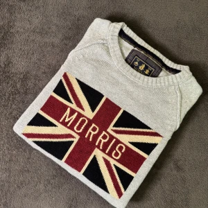 Morris stickad sweatshirt UK flagga flagknit - Säljer nu en riktigt snygg stickad tröja med en UK flagga från Morris | skicka 10/10, aldrig använd | storlek XS | skriv vid fler frågor!