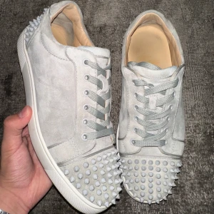 Christian Louboutin - Riktigt fräscha seavaste i denna fina cw, skick 8,5/10 dustbag tillkommer