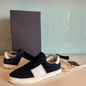 Valentino Flycrew - Säljer ett par riktigt snygga Flycrews i blå mocka. 10/10 skick, alla nitar kvar. Allt OG följer med samt box dustbag och extra snören. Storlek 40,5 men passar up till 42. Bara att fråga om ni undrar något. Priset är inte fast. 