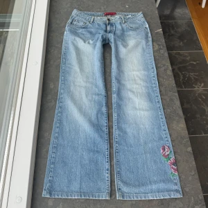 Lågmidjade jeans  - Så snygga jeans som tyvärr inte passar mig och har därför ingen bild på! Midjemått tvärsöver: 43cm Midjehöjd: 21cm Inerbens längd: 78cm💕