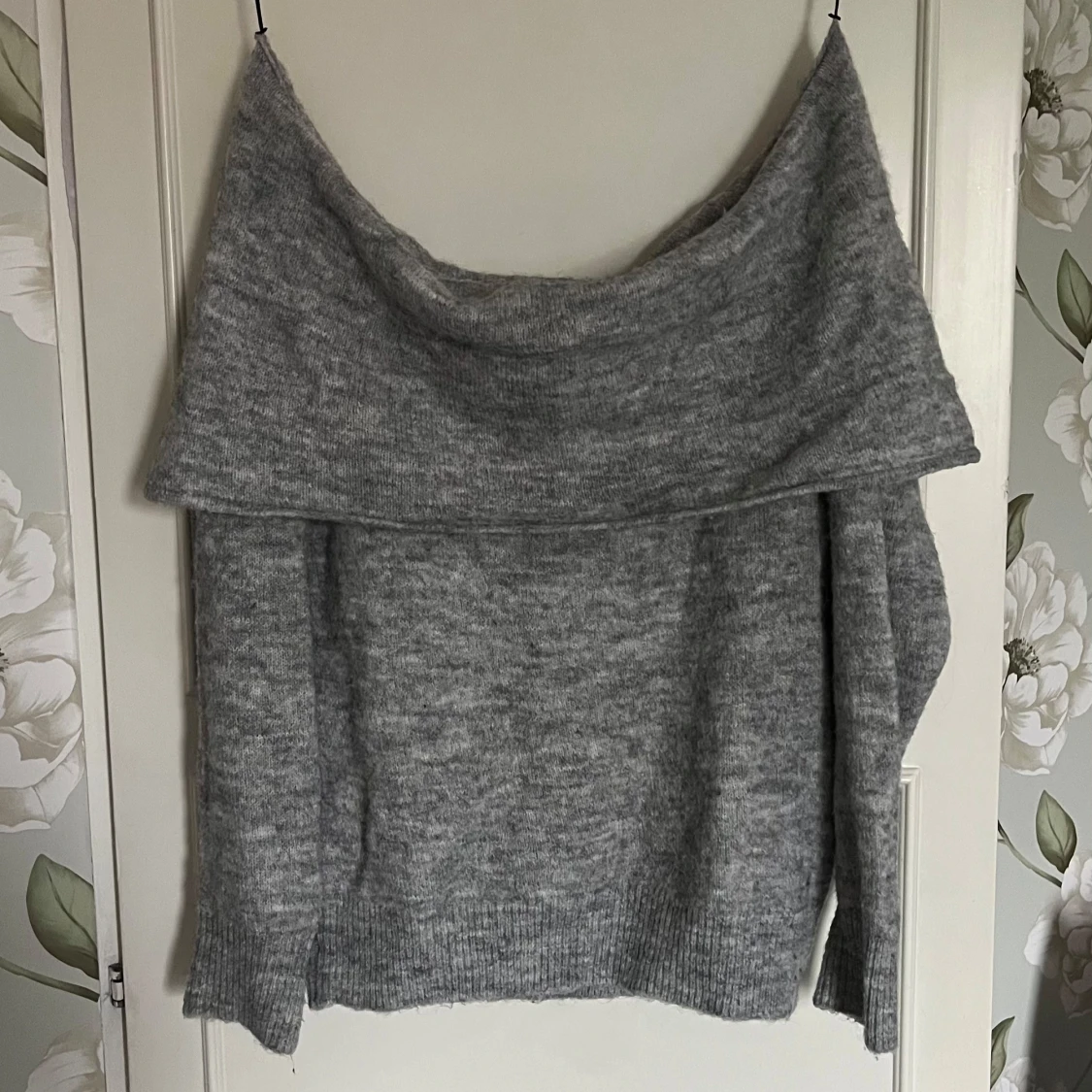 Grå offshoulder stickad tröja
