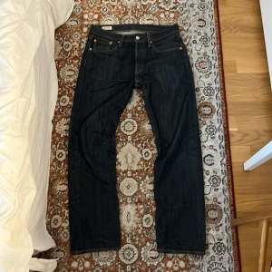 Levis 501 raw - Säljer ett par feta Levis jeans! Jeansen är raw vilket menas att desto mer du använder dem så kommer de bli fetare ( alltså sjuka fades )                   Längd = 101 cm.                                                               Midja = 40 cm