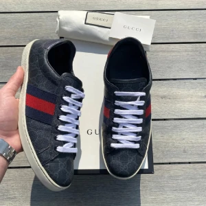 Gucci Ace skor - Hej! Säljer nu dessa asfeta gucci skorna. De är i väldigt bra skick och knappt använda. De är i storlek 42,5 men sitter som 43. De är självklart äkta och box och dustbag fås med. Nypris ligger runt 6k så mitt pris är 2399kr. Vid snabb affär kan jag gå ner lite i pris och kan skicka fler bilder på skorna!
