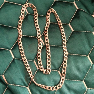 Kedjehalsband i silverfärg - Stilrent halsband med grov kedja i silverfärg. Länkarna är platta och breda, vilket ger ett coolt och trendigt uttryck. Perfekt accessoar för att lyfta din outfit med en edgy vibe.