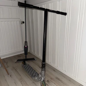 kickbike - Trickskickbike som delar är inköpt på skatepro, nypris på allt ca 7000kr 