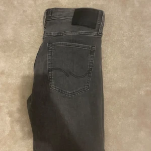 Grå slim jeans Jack & Jones 31/34 - Jack&Jones jeans W31-L34 Mörk grå Mycket bra skick! Slim Glen