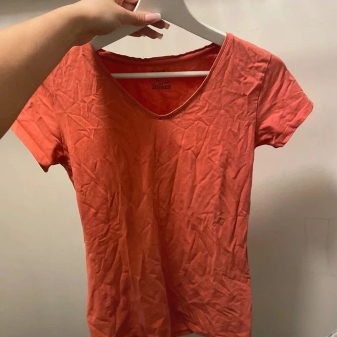 Korallröd t-shirt med v-ringning - 2