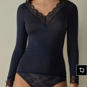 Mörkblå långärmad topp med spets - Supersnygg mörkblå långärmad topp v-ringning,ifrån intimissimi, väldigt bra skick.skriv om ni vill ha mer bilder eller frågor 