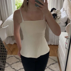 Beige bandeu topp  - Beige bandeu topp från Gina💕 så fin o passar till massa💕 skriv för fler bilder💕
