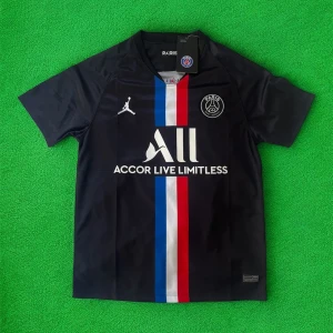 PSG svart matchtröja Jordan x Nike - Svart PSG fotbollströja med korta ärmar, tillverkad i lätt och ventilerande material. Framsidan har en vertikal rand i blått, vitt och rött samt Paris Saint-Germain-logga och Jumpman-logga. Snygg och sportig design med tryckt sponsor på bröstet.