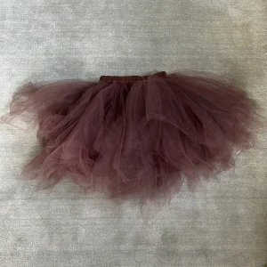 Tyll kjol  - Super fin tyll kjol som aldrig har använts. Har även resor. 