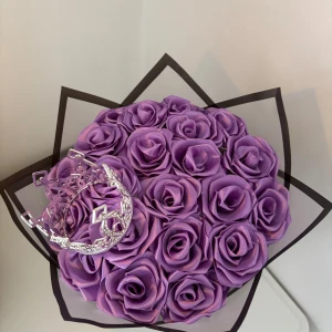 Lila evighetsbukett med silvrig krona - En lila handgjord evighetsbukett med 21 rosor gjorda av sidenband och en silvrig krona med diamanter på💜💎