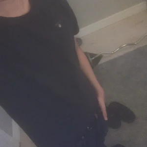 Gant Trio - En mörkblå gant t shirt, en mörkblå gant hoodie, en grå gant hoodie med mörk blå logga. Skriv om ni har fråga eller om ni vill köpa separat 