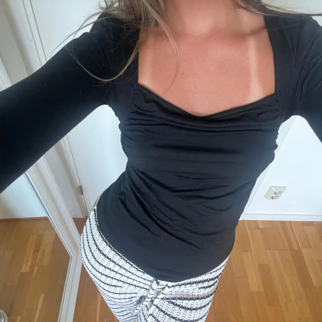 Svart långärmad topp med detalj över bysten