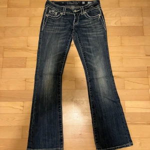 Miss me jeans - Lågmidjade mörkblå vintage miss me jeans. Bra skick men lite nötta längst ner och på vissa sömmar. Midjemått tvärs över: 35cm Längd: 93cm Bootcut vidd: 21cm
