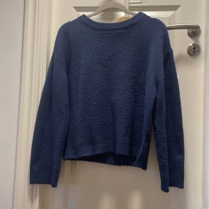 Mörkblå stickad tröja från 157 - Mysig mörkblå stickad tröja från 157 i storlek XS. Jättefin nu till hösten!❤️nypris 150, mitt pris 100! Man kan föreslå pris på alla min produkter❤️