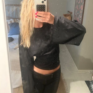 Långärmad topp med vida ärmar - Snygg och skönt topp som sitter tajt runt kroppen med vida armar. Knappt använd!!! Kommer inte gå ner i pris💕 Brukar oftast ha xs i toppar