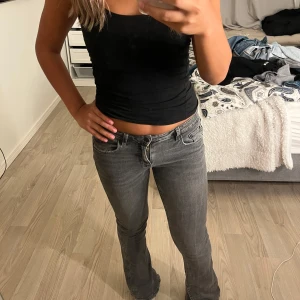 Grå bootcut jeans  - Säljer ett par mörk grå jeans från Gina tricot i storlek 152 som inte längre passar mig! 