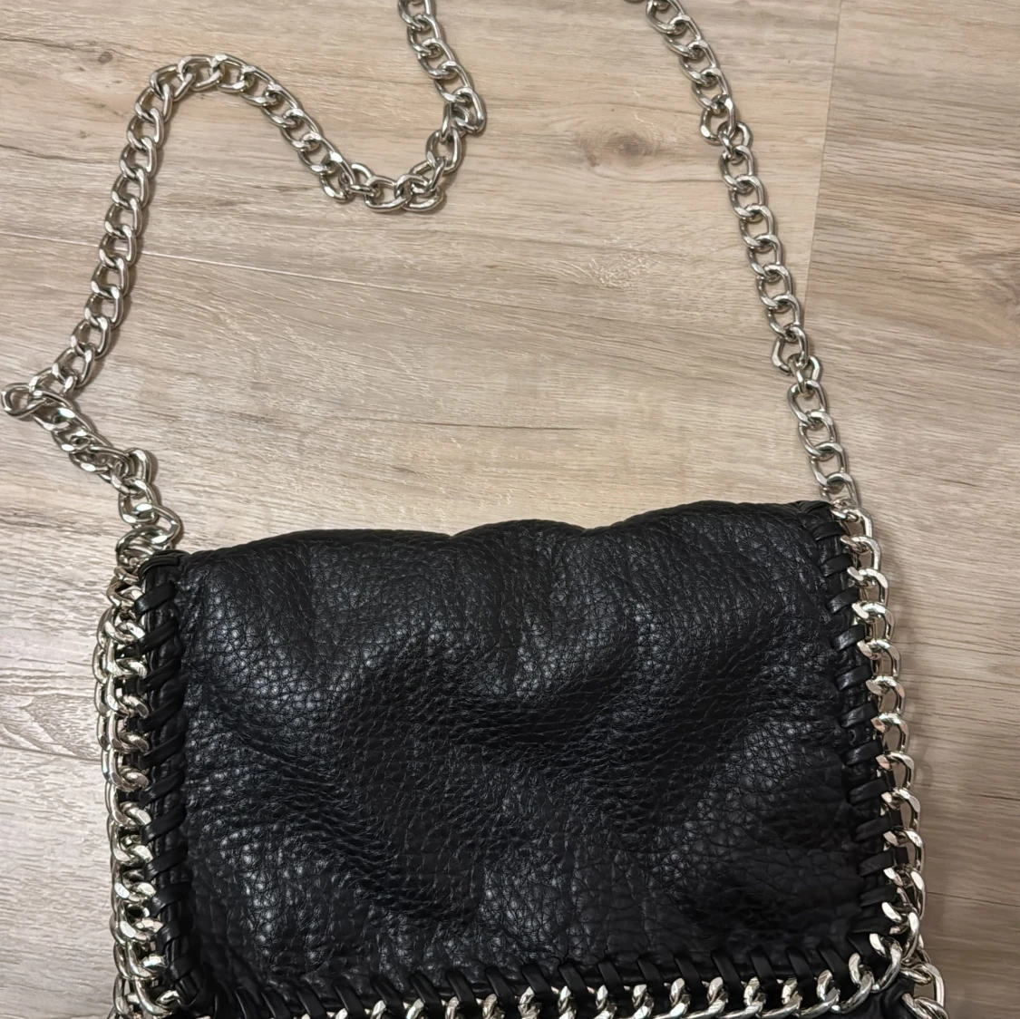 Svart axelväska med kedja från Tiamo