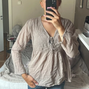 Beige blus  - Jätte fin beige blus med snörning. Säljer då den tyvärr är förstor för mig. Märker är ”made in italy” 