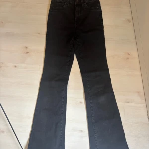Svarta bootcut jeans  - Snygga svarta bootcut jeans från ONLY i storlek XS/32.