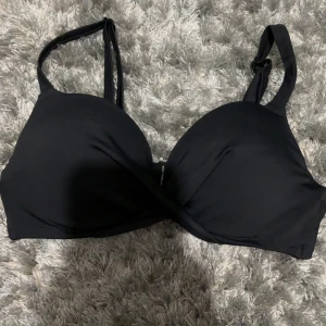 Pushup bikinitopp från cubus - Använd fåtal gånger. I strl 70A men lappen är avklippt. 