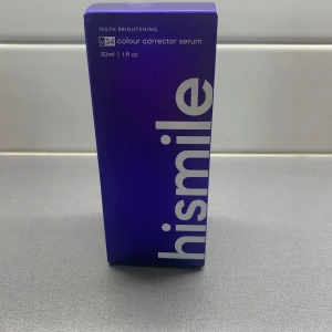 Hismile V34 Colour Corrector Serum - Hismile V34 Colour Corrector Serum är ett lila serum på 30 ml som används för att neutralisera gula toner på tänderna och ge ett ljusare leende. Kommer i en snygg lila och vit förpackning. Perfekt för dig som vill boosta din tandblekning med en enkel applicering.