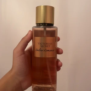  Amber Romance - Amber Romance från Victoria's Secret är en body mist med varm, bärnstensfärgad vätska i en genomskinlig plastflaska. Flaskan rymmer 250 ml och har en lyxig guldfärgad kork. Doften är söt och sensuell, perfekt för dig som gillar mjuka och varma toner.