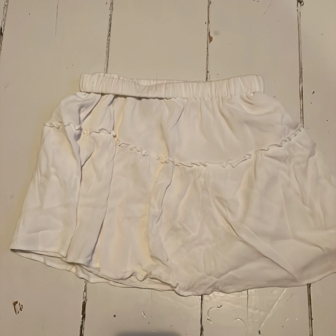 Vit volangkjol med resårmidja - 1