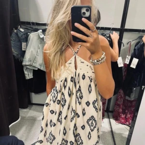 ZARA klänning - Intressekoll på denna mini  halterneck klänning från Zara🩷