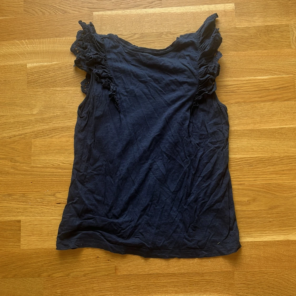 Mörkblå volangtopp Holly & Whyte - 1