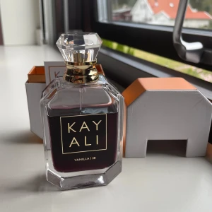 Kayali parfym Vanilla - Säljen min vanilla kayali parfym då jag trötnat på lukten,den är nästan helt full och väldigt dryg så räker väldigtkänge.nypris 1400kr säljer för 800kr