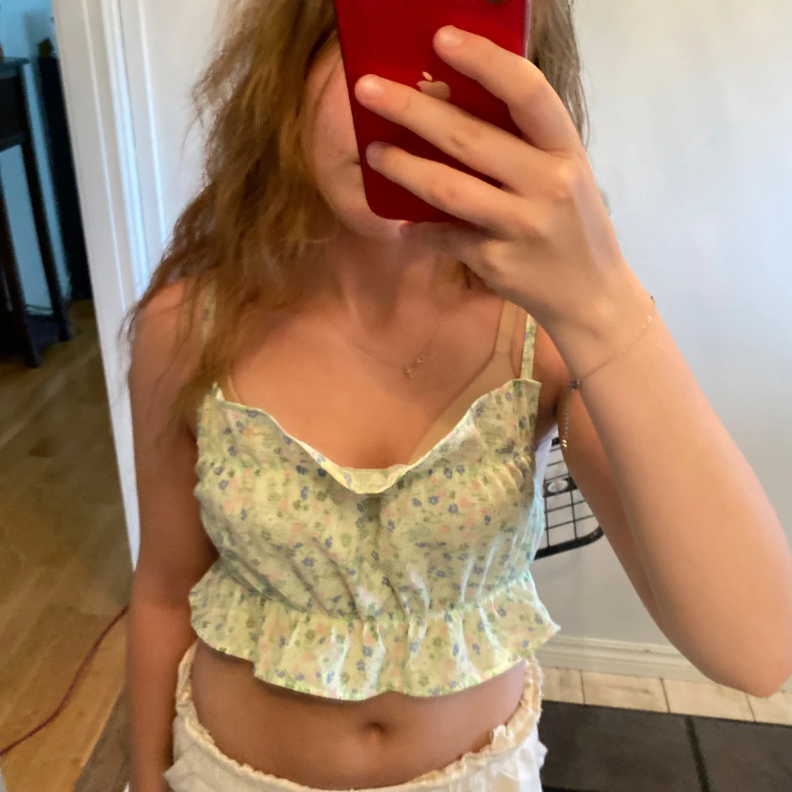 Blommig volang-linnetopp i pastell