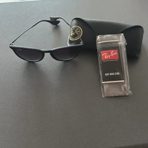 Svarta Ray-Ban  - Snygga svarta Ray-Ban Erika solglasögon med rundade bågar och tunna skalmar. Modellen är RB4171 Erika och kommer med originalfodral och putsduk. Väldigt lite tecken på användning. Nypris 1200-2000