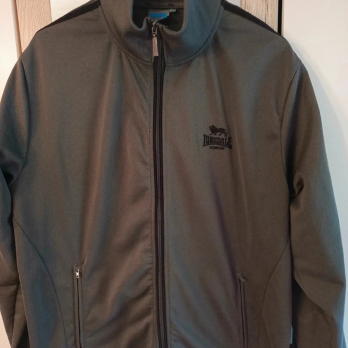 Grå track jacket från Lonsdale L