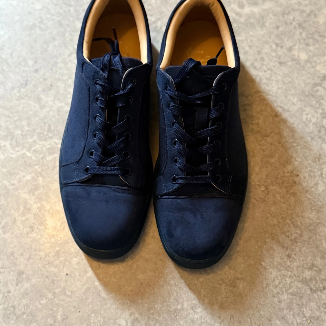 Mörkblå sneakers från Louboutin